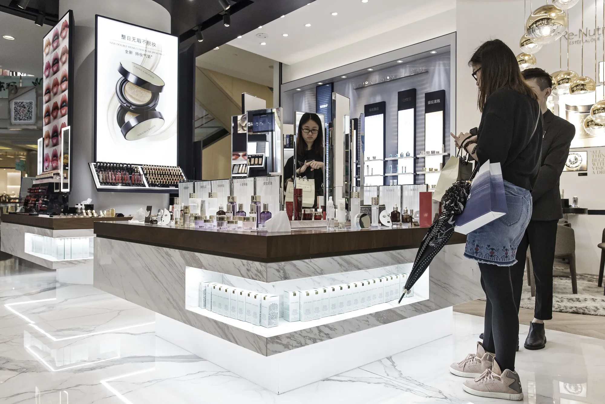Estée Lauder không chỉ gặp khó khăn tại Trung Quốc, mà còn đối mặt với thách thức tại thị trường Mỹ.