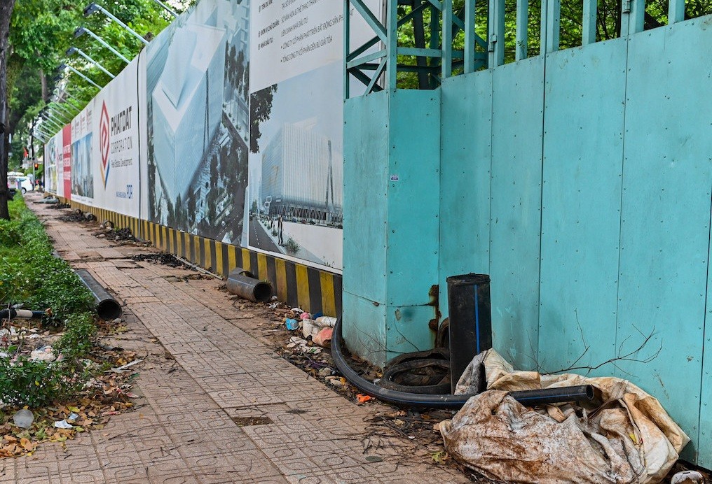 Dự án xây mới Trung tâm thể dục thể thao Phan Đình Phùng quận 3 TP. Hồ Chí Minh đến nay vẫn nằm im bất động, cỏ mọc um tùm - Ành minh họa.