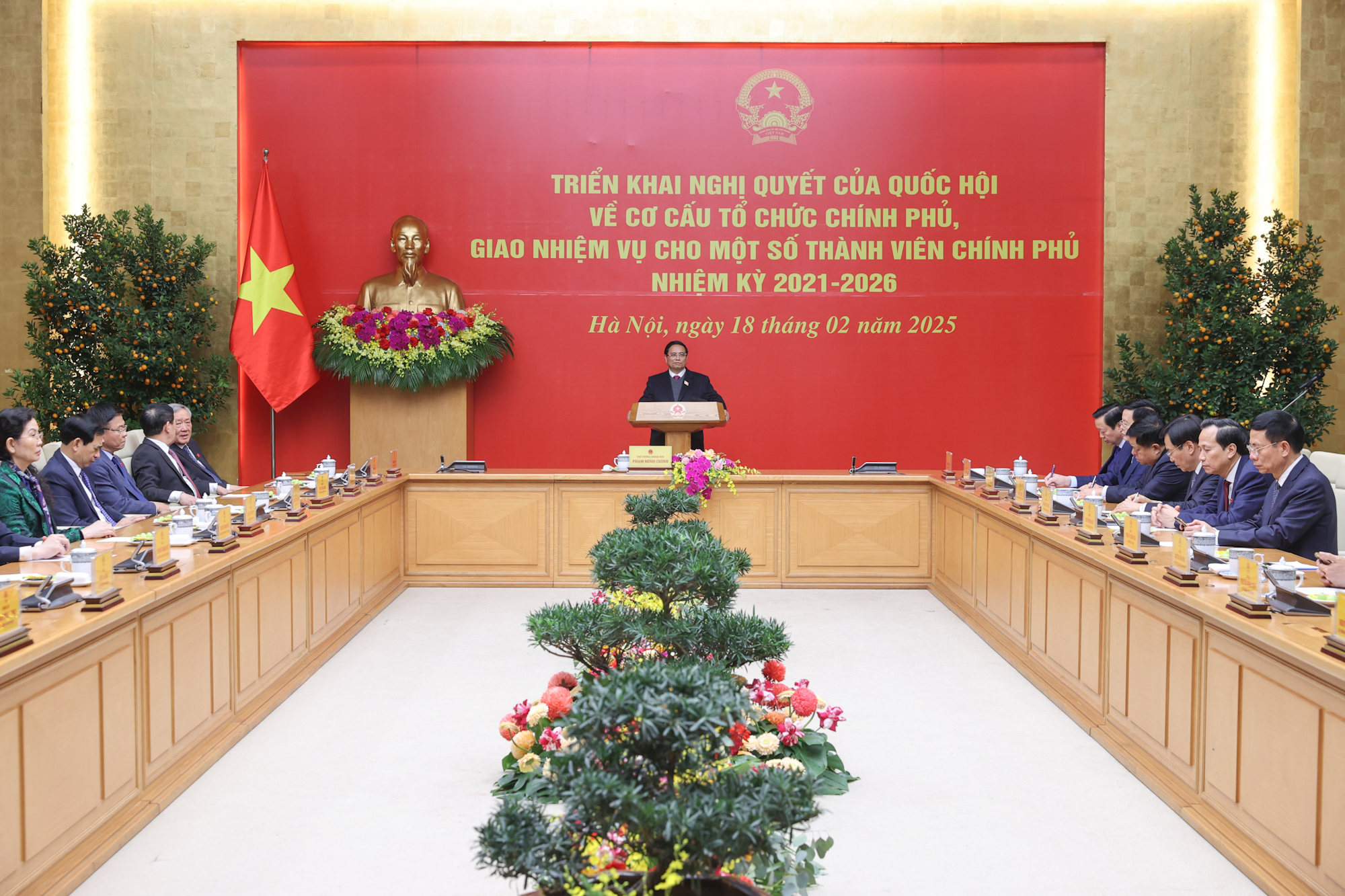Thủ tướng Chính phủ Phạm Minh Chính giao nhiệm vụ cho các thành viên Chính phủ mới được bổ nhiệm - Ảnh: VGP
