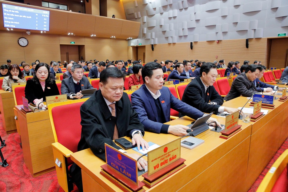 Các đại biểu HĐND TP. Hà Nội thông qua Nghị quyết. 