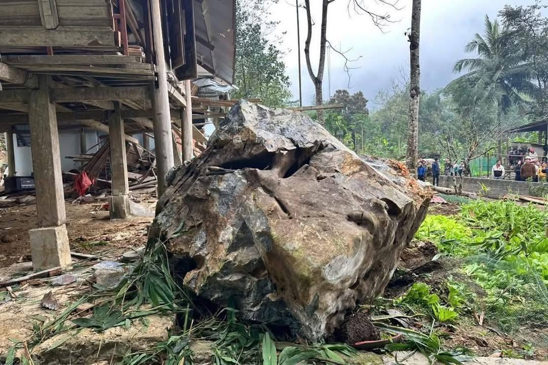 Hậu quả của vụ sạt lở đ&aacute; khiến một ng&ocirc;i nh&agrave; của người d&acirc;n bị hư hỏng nặng, may mắn kh&ocirc;ng c&oacute; thiệt hại về người