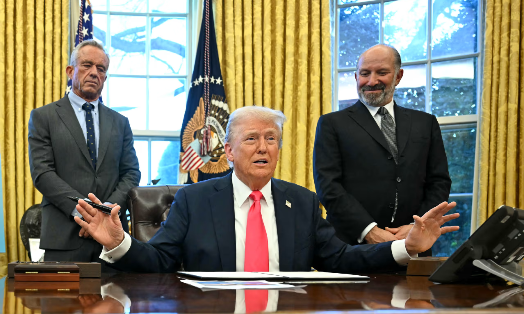 Tổng thống Mỹ Donald Trump chia sẻ với truyền thông tại Phòng Bầu Dục ngày 25/2 - Ảnh: WSJ