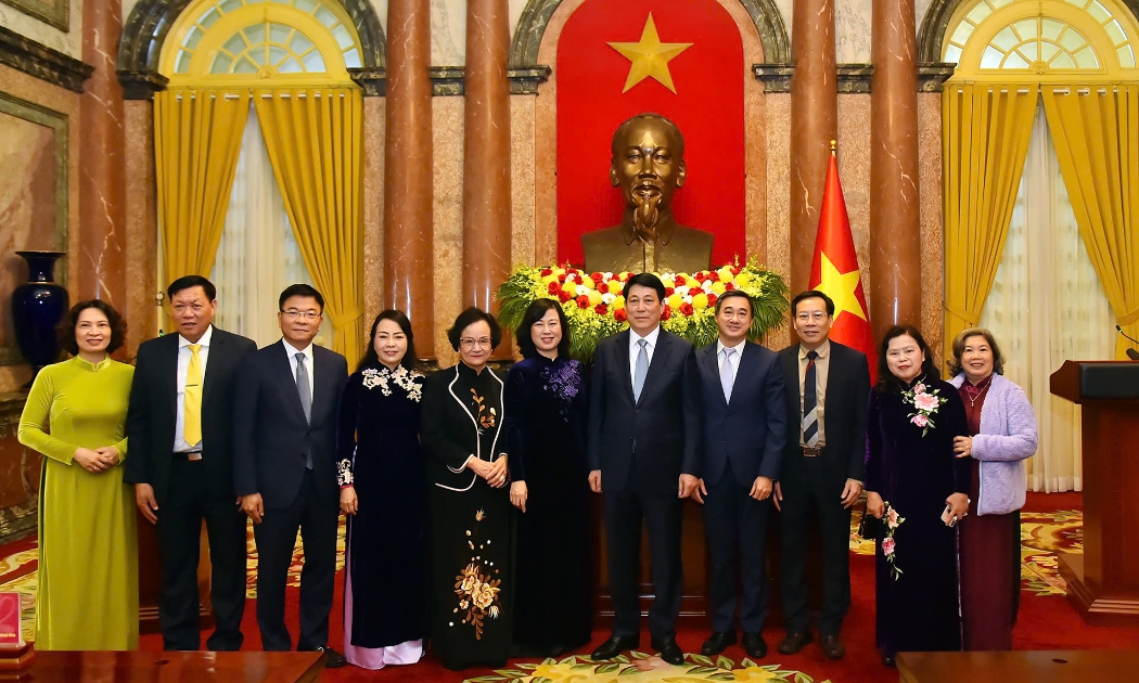 Chủ tịch nước Lương Cường với các đại biểu ngành y tế. Ảnh: TTXVN