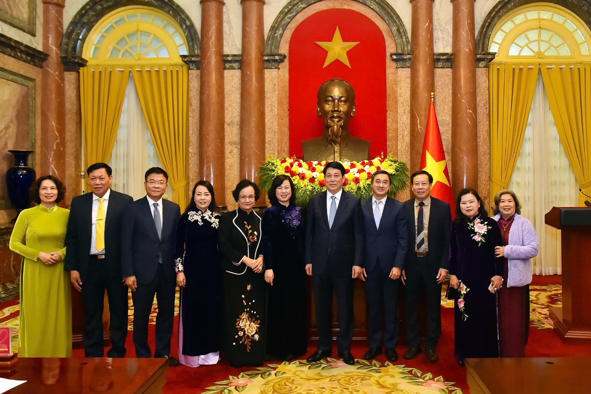 Chủ tịch nước Lương Cường với các đại biểu ngành y tế. Ảnh: TTXVN