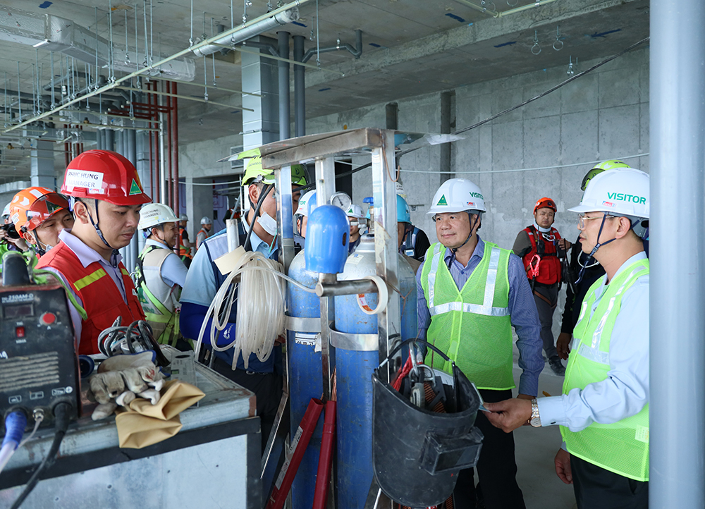 Kiểm tra c&ocirc;ng t&aacute;c an to&agrave;n lao động tại doanh nghiệp trong năm 2024. Ảnh: MOLISA.