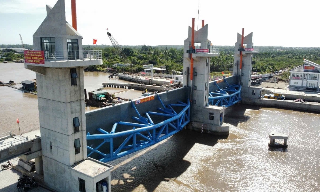 Công trình thủy lợi cống âu Rạch Mọp được đưa vào vận hành nhằm phục vụ sản xuất và kiểm soát nguồn nước bờ nam sông Hậu. Ảnh: X.Cao