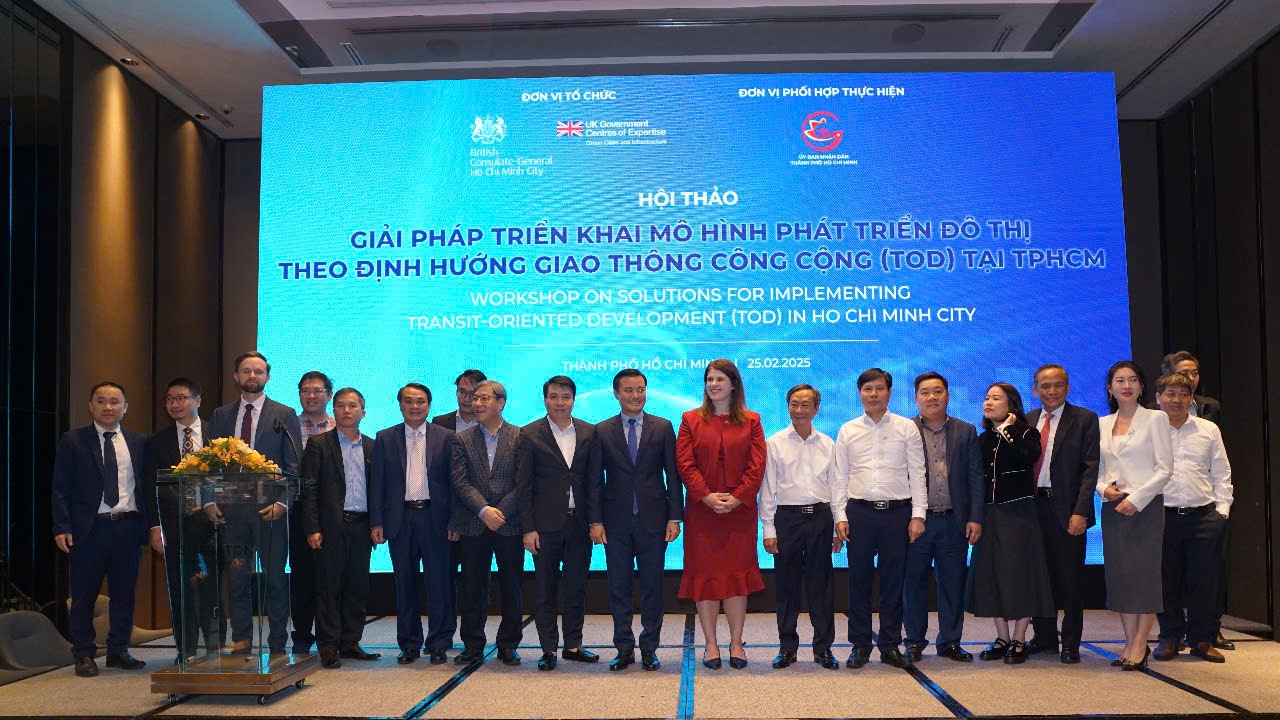 Các diễn giả và chuyên gia tại hội thảo “Giải pháp triển khai mô hình phát triển đô thị theo định hướng giao thông công cộng TOD tại TP. Hồ Chí Minh