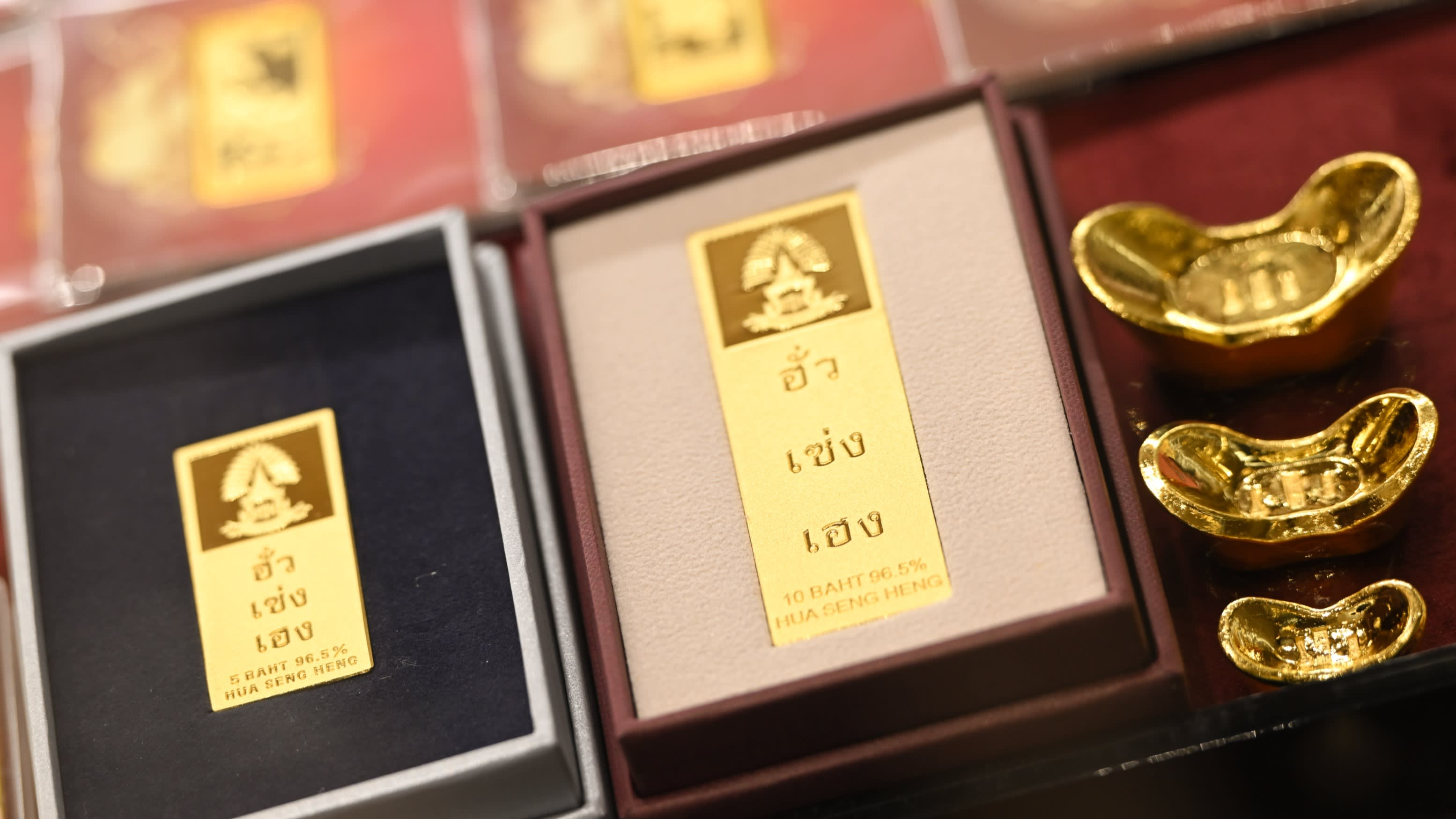 Thỏi v&agrave;ng nặng 5 v&agrave; 10 baht (lần lượt l&agrave; 76,22 gram v&agrave; 152,44 gram) được trưng b&agrave;y tại một cửa h&agrave;ng của Hua Seng Heng. Hầu hết v&agrave;ng tại Th&aacute;i Lan c&oacute; độ tinh khiết 96,5% - Ảnh: Hua Seng Heng Group