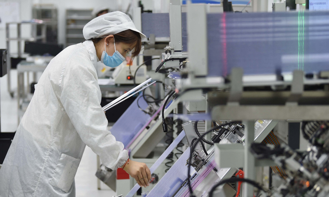 Dây chuyền sản xuất của một công ty bán dẫn tại tỉnh Giang Tô. Trung Quốc - Ảnh: Reuters