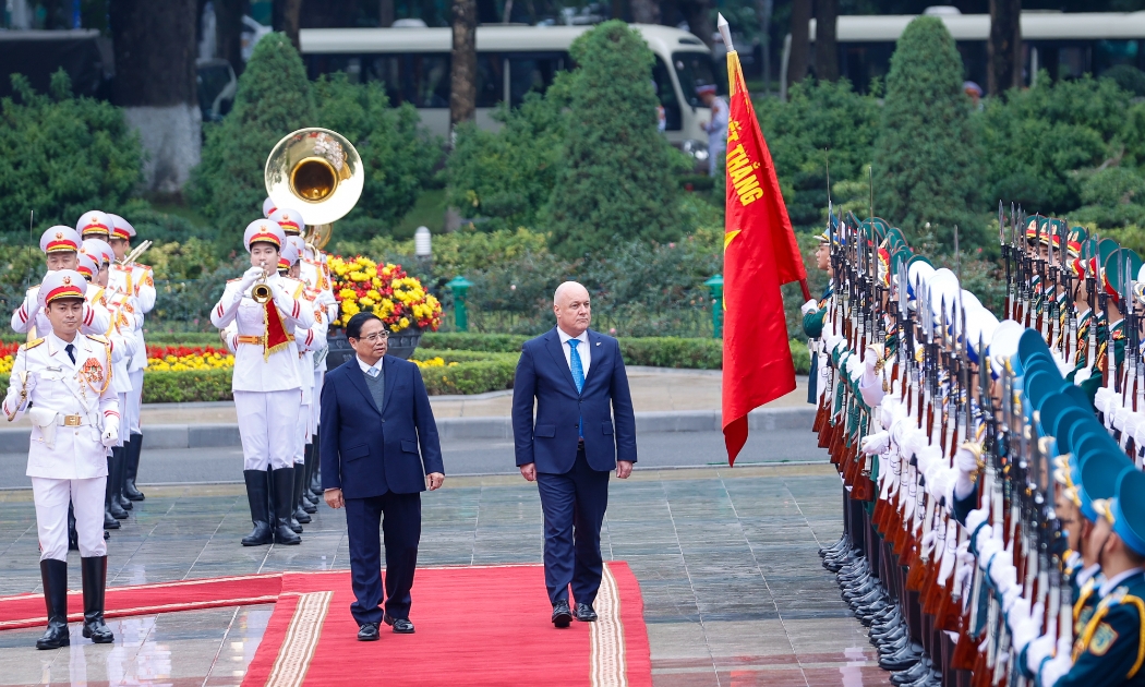 Thủ tướng Phạm Minh Chính và Thủ tướng Christopher Luxon duyệt Đội danh dự Quân đội nhân dân Việt Nam - Ảnh: VGP