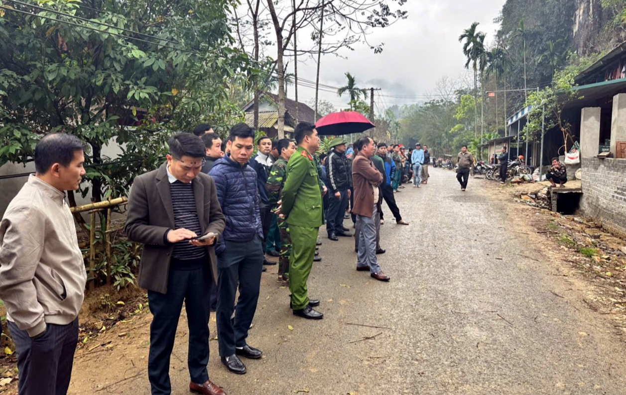 Nhận được tin b&aacute;o, lực lượng chức năng địa phương đ&atilde; gấp r&uacute;t đến hiện trường vụ sạt lở thực hiện việc sơ t&aacute;n d&acirc;n c&ugrave;ng nhiều t&agrave;i sản ra khỏi khu vực sạt lở . Gần khu vực xảy ra sạt lở c&oacute; 9 hộ d&acirc;n sinh sống, trong đ&oacute; c&oacute; 5 hộ ở trong v&ugrave;ng nguy hiểm.&nbsp;