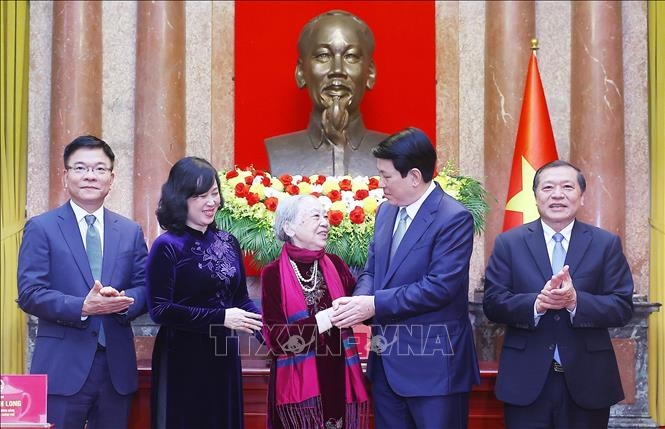 Chủ tịch nước Lương Cường thăm hỏi y t&aacute; Nguyễn Thị Kim Lai - nh&acirc;n vật 