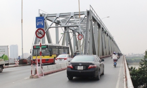 Hà Nội cho phép một số xe trung chuyển qua cầu Chương Dương