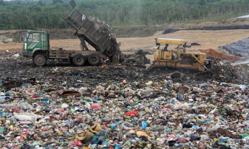 Bãi chôn lấp rác thải phải cách khu dân cư 1000 mét