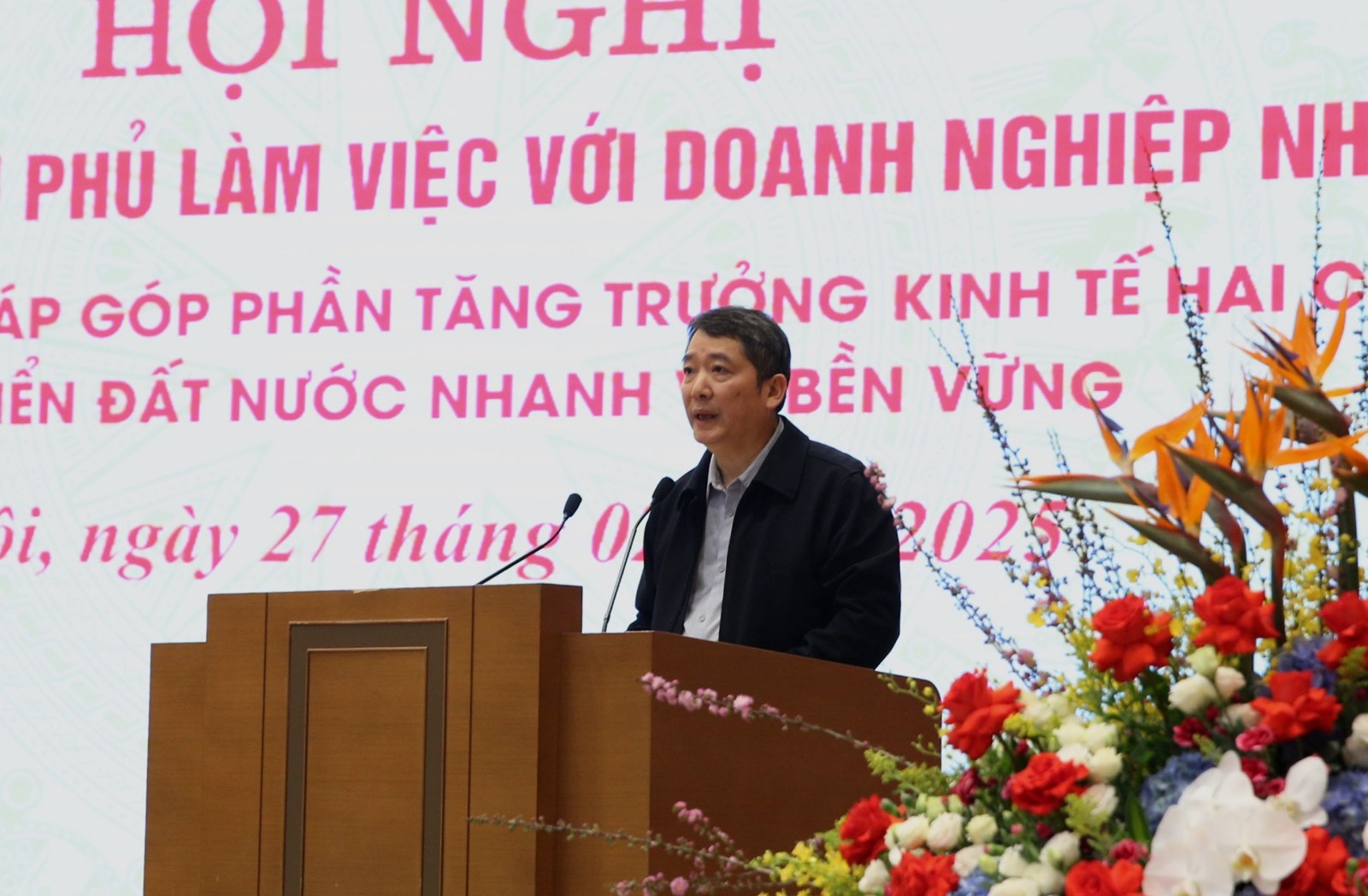 Thứ trưởng Bộ Tài chính Cao Anh Tuấn trình bày báo cáo đề dẫn. Ảnh: VGP.