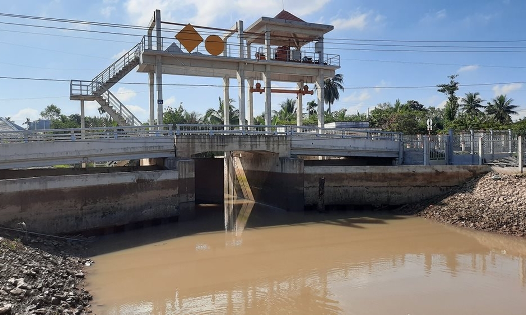 Các công trình thủy lợi cống, đập, đê bao tại Bến Tre bước đầu phát huy hiệu quả ngăn mặn, trữ ngọt. Ảnh: Bạch Thanh