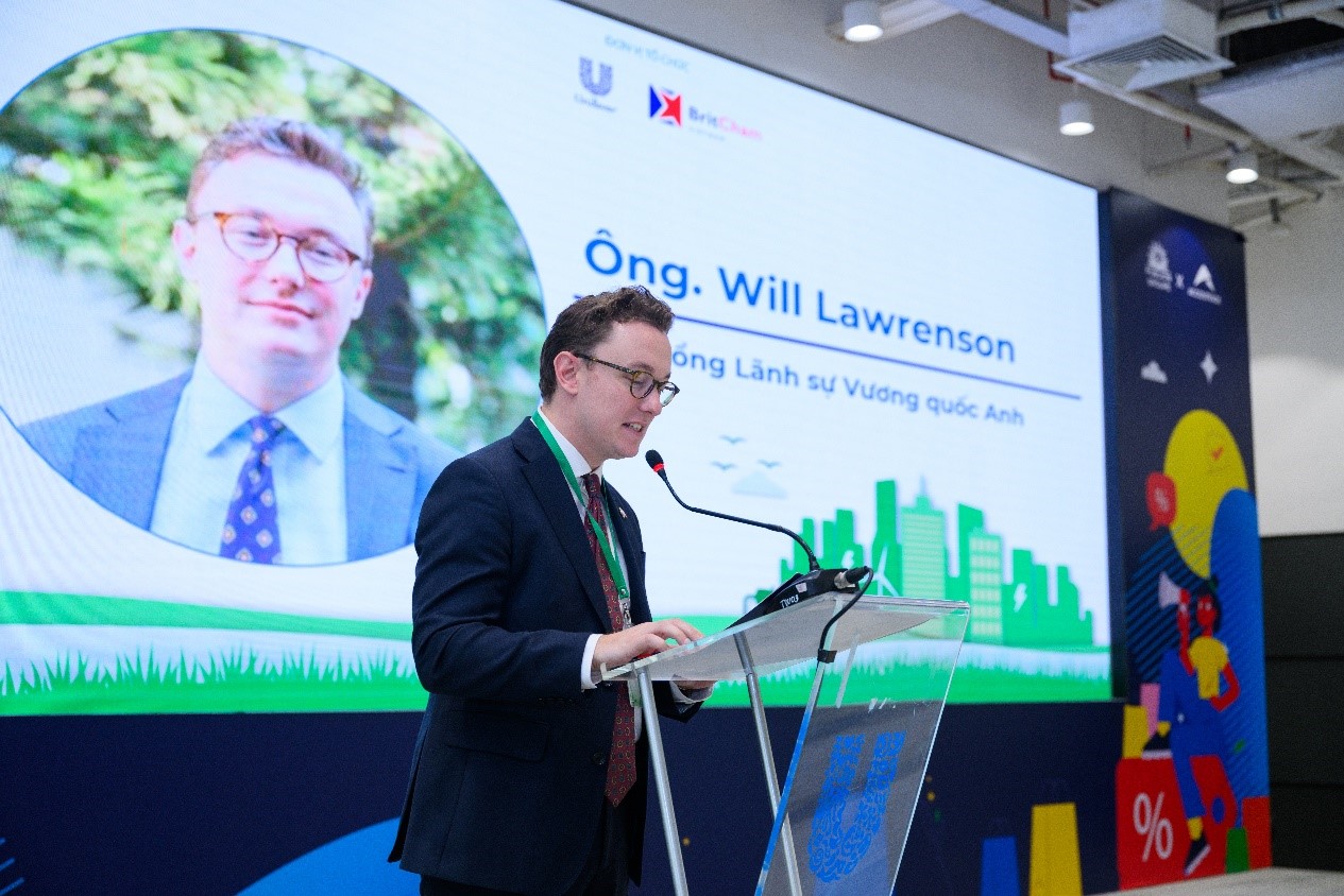 Ông Will Lawrenson, Phó Tổng Lãnh sự Vương quốc Anh tại TP. Hồ Chí Minh chia sẻ tại Hội thảo tập huấn 