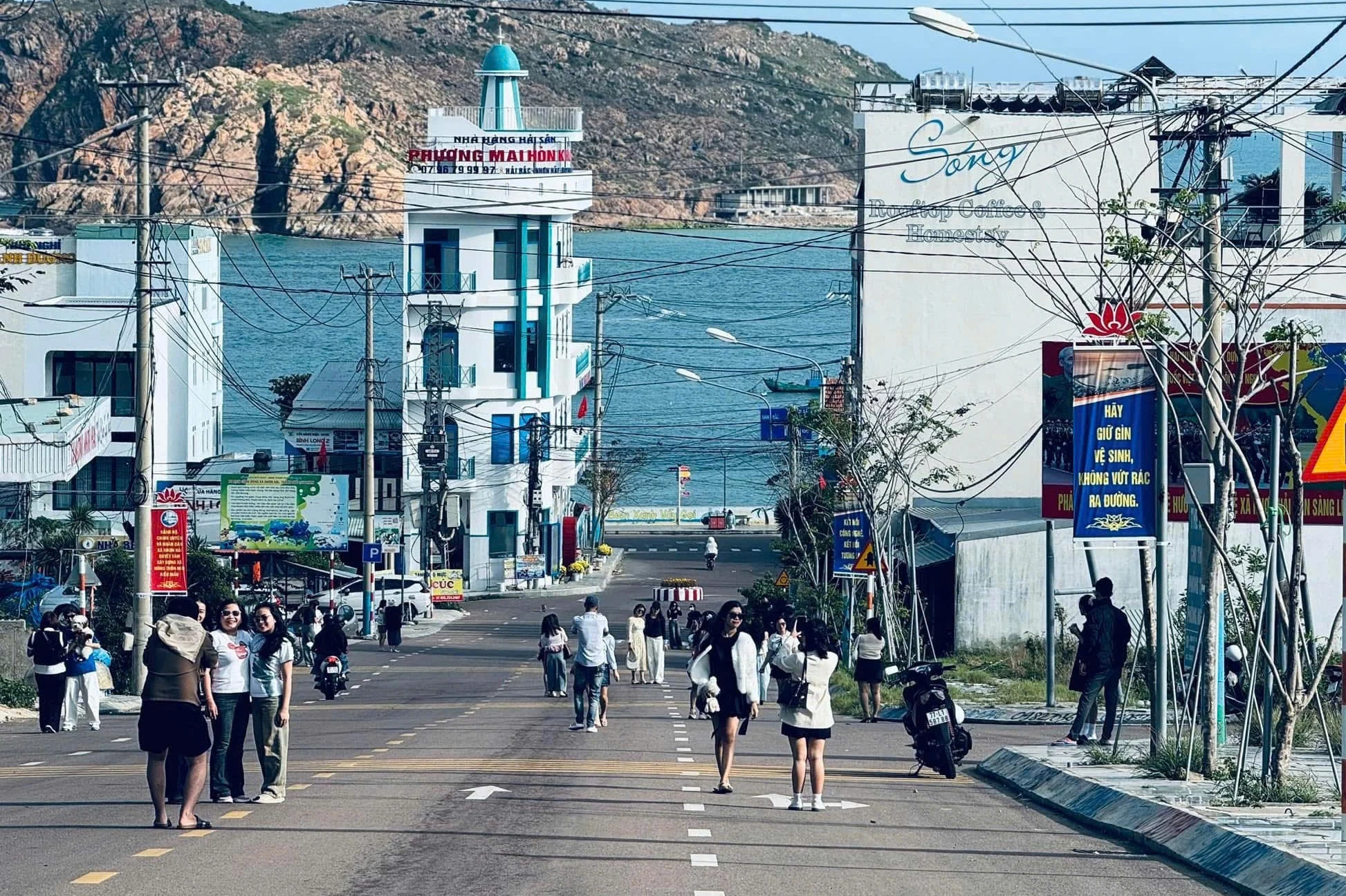 Con đường xuống x&atilde; Nhơn Hải gần đ&acirc;y lu&ocirc;n c&oacute; rất đ&ocirc;ng&nbsp; c&aacute;c bạn trẻ tụ tập chụp ảnh 