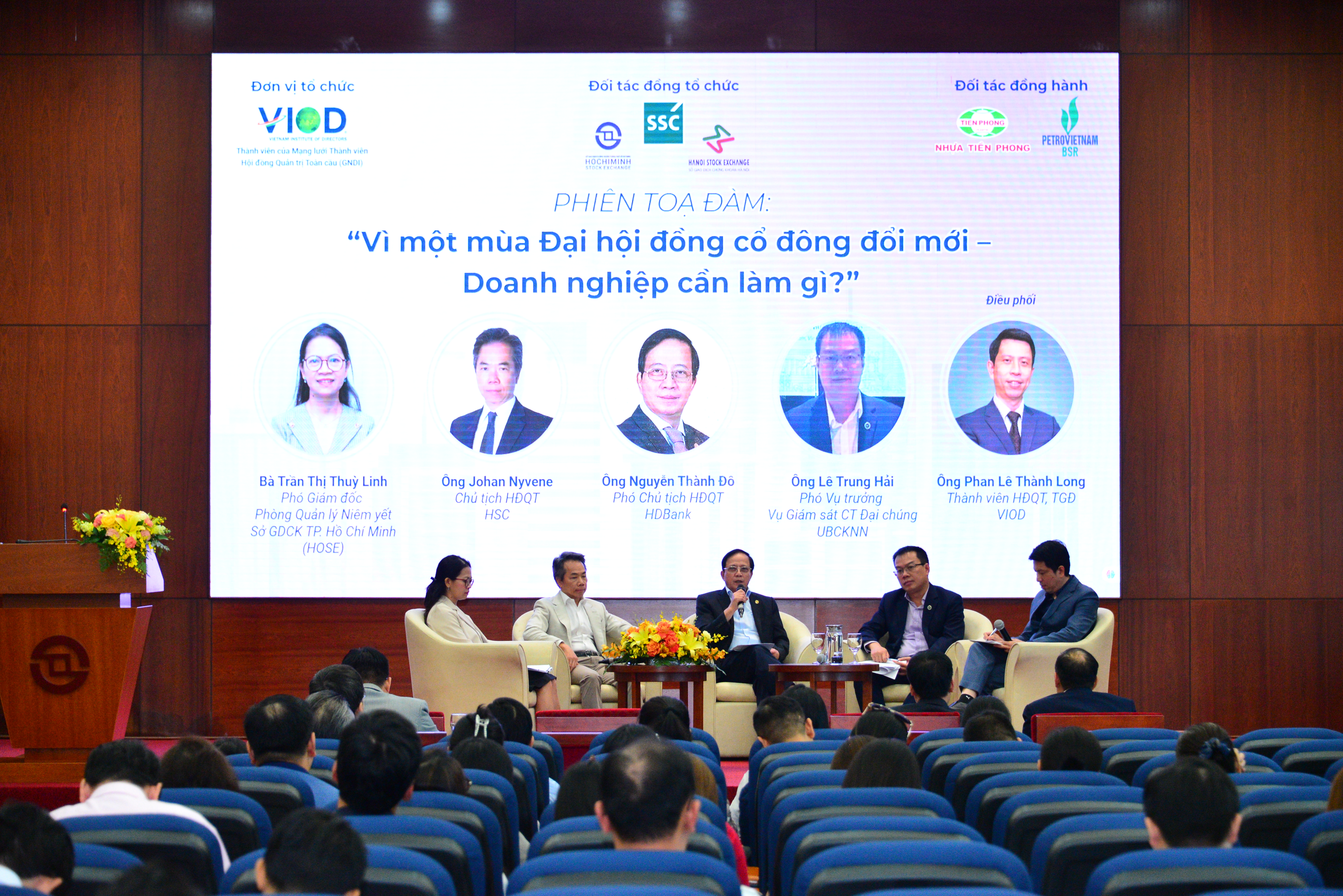 Các diễn giả trao đổi trong phiên thảo luận tại diễn đàn “Vì một mùa Đại hội đồng cổ đông đổi mới” .