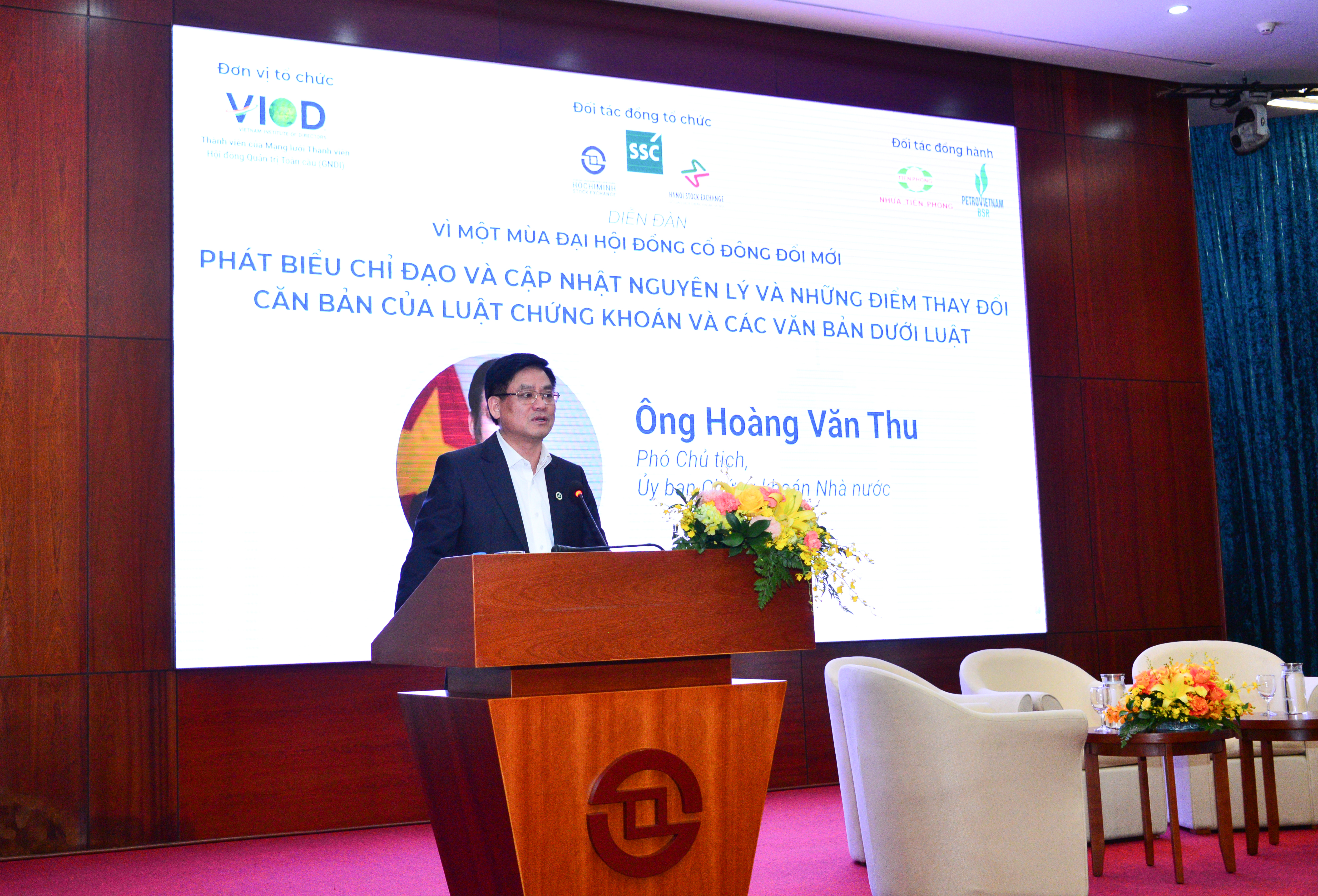 Ông Hoàng Văn Thu, Phó Chủ tịch Ủy ban Chứng khoán Nhà nước phát biểu tại diễn đàn.