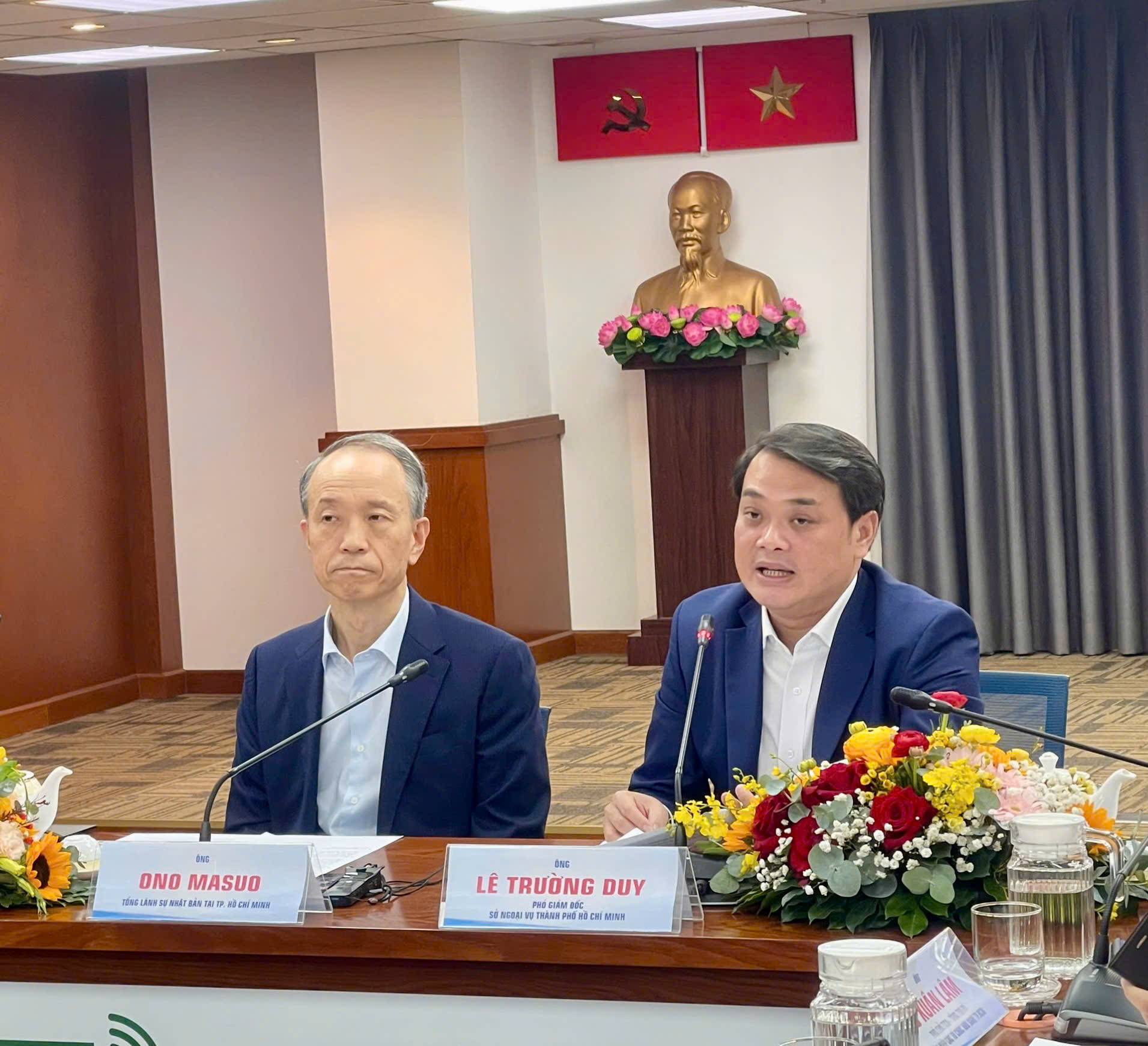 &Ocirc;ng&nbsp;L&ecirc; Trường Duy, Ph&oacute; Gi&aacute;m đốc Sở Ngoại vụ TP.HCM (phải) v&agrave; &ocirc;ng&nbsp;Ono Masuo, Tổng L&atilde;nh sự Nhật Bản tại TP.HCM (tr&aacute;i) tại buổi họp b&aacute;o trước thềm lễ hội.