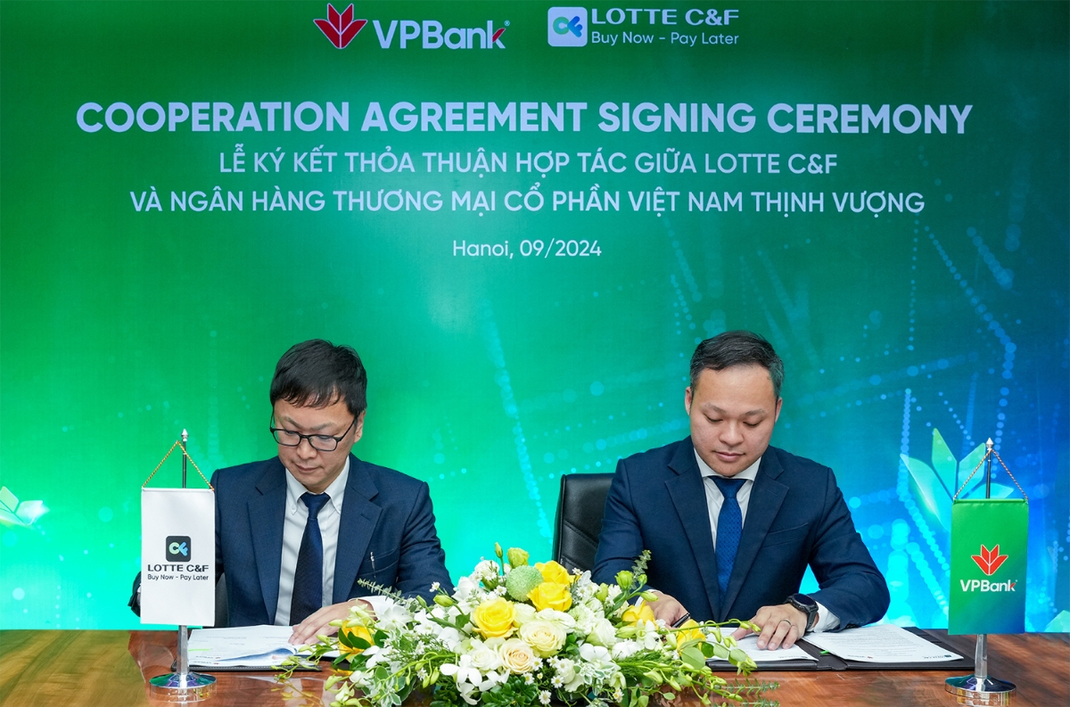 Đại diện VPBank v&agrave; LOTTE C&F k&yacute; kết thỏa thuận hợp t&aacute;c.