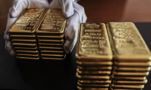 Giá vàng nhảy vọt lên gần 3.100 USD/oz vì nhu cầu “hầm trú ẩn”