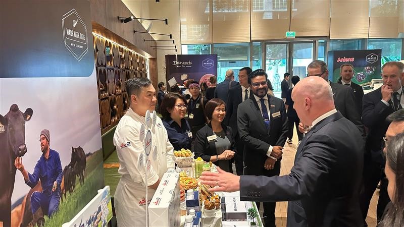 Thủ tướng New Zealand Christopher Luxon thích thú trải nghiệm những sáng tạo ẩm thực tại Việt Nam.