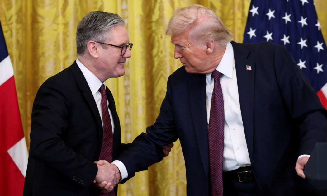 Tổng thống Mỹ Donald Trump tiếp Thủ tướng Anh Keir Starmer tại Nhà Trắng ngày 27/2 - Ảnh: Reuters