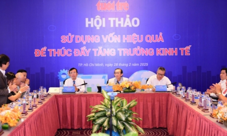 Các diễn giả, chuyên gia và doanh nghiệp tại hội thảo “Sử dụng vốn hiệu quả để thúc đẩy tăng trưởng kinh tế”, sáng 28/2.
