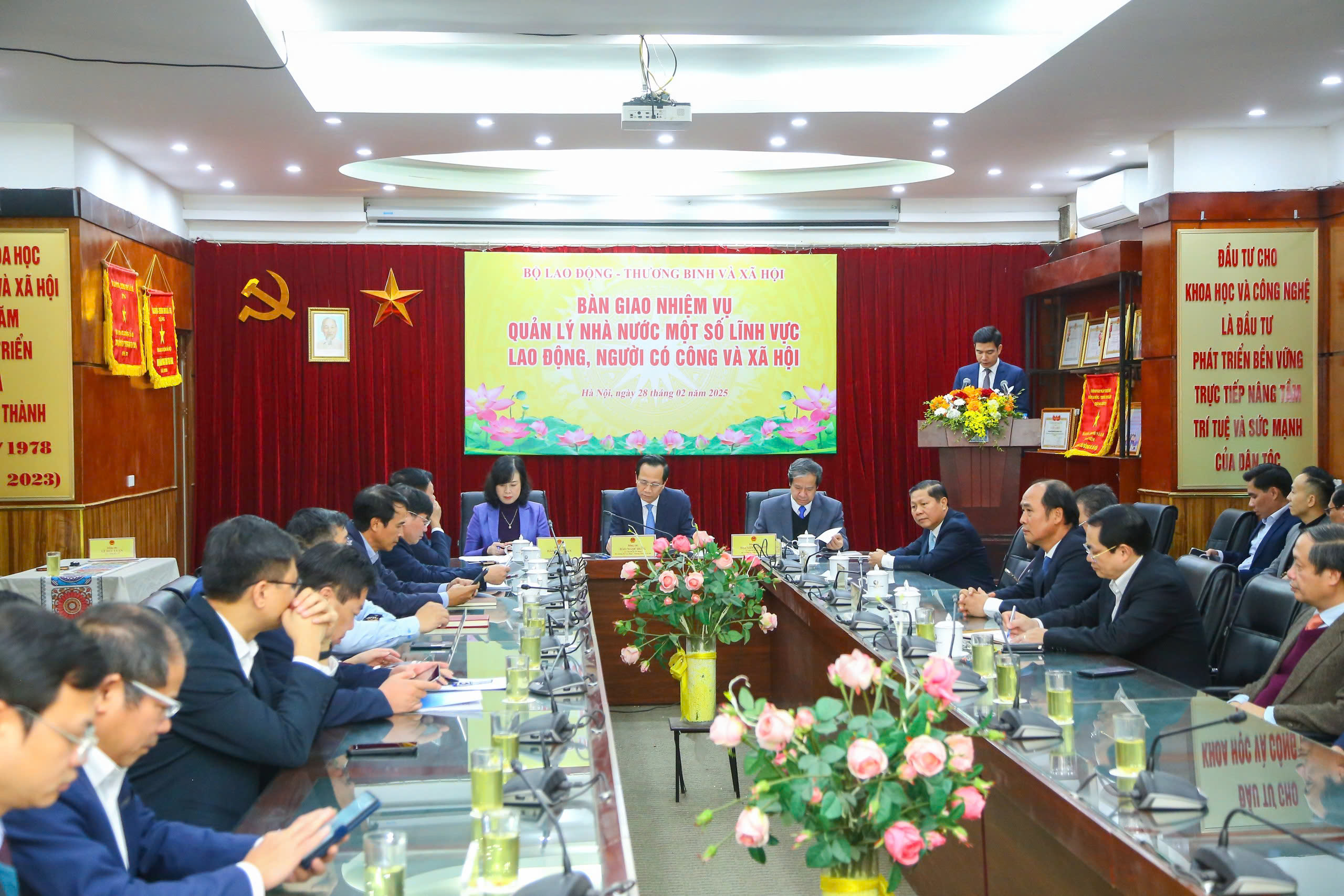 Hội nghị bàn giao nhiệm vụ quản lý Nhà nước một số lĩnh vực lao động, người có công và xã hội về Bộ Y tế và Bộ Giáo dục và Đào tạo. Ảnh: MOLISA.