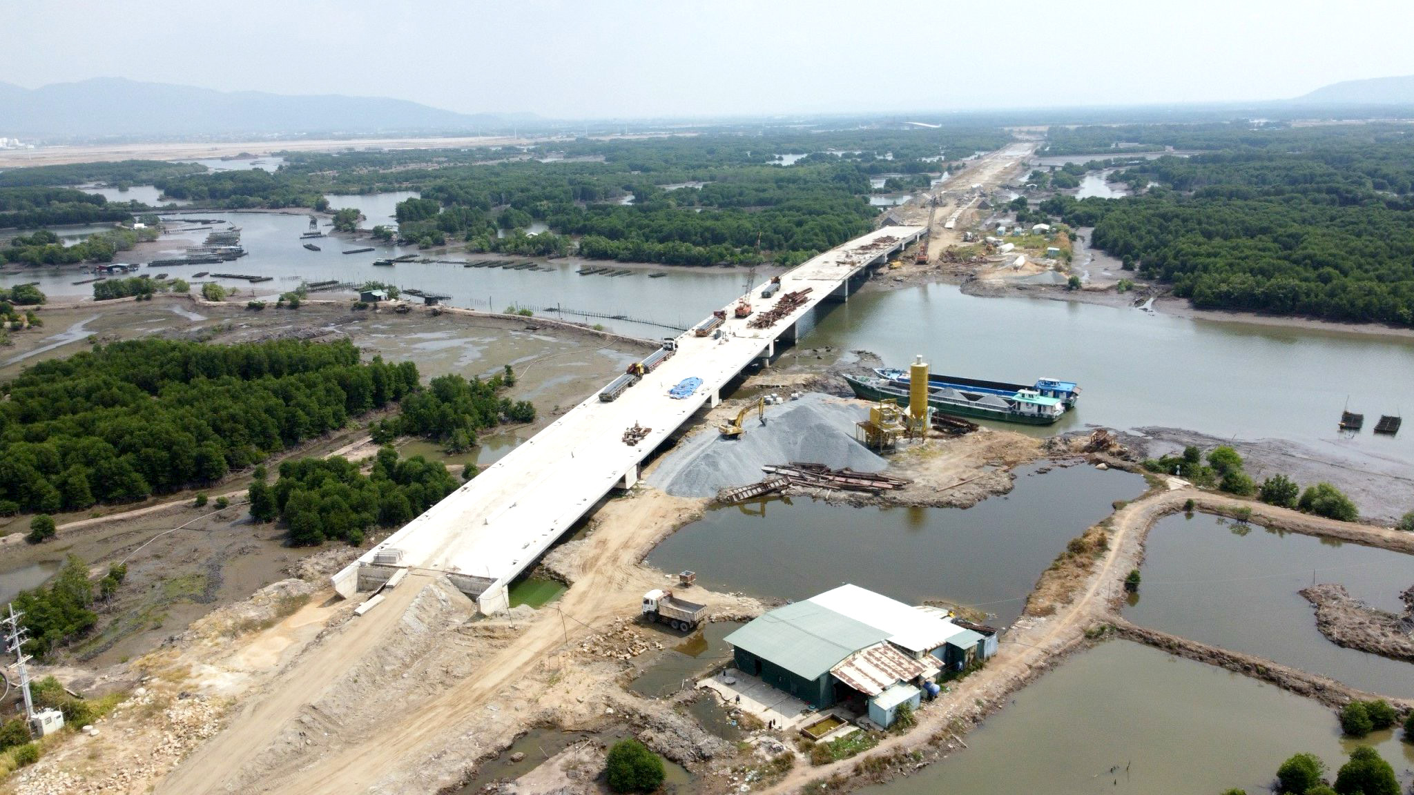 Một đoạn của tuyến đường 991B nối từ Quốc lộ 51 đến hạ lưu cảng Cái Mép.