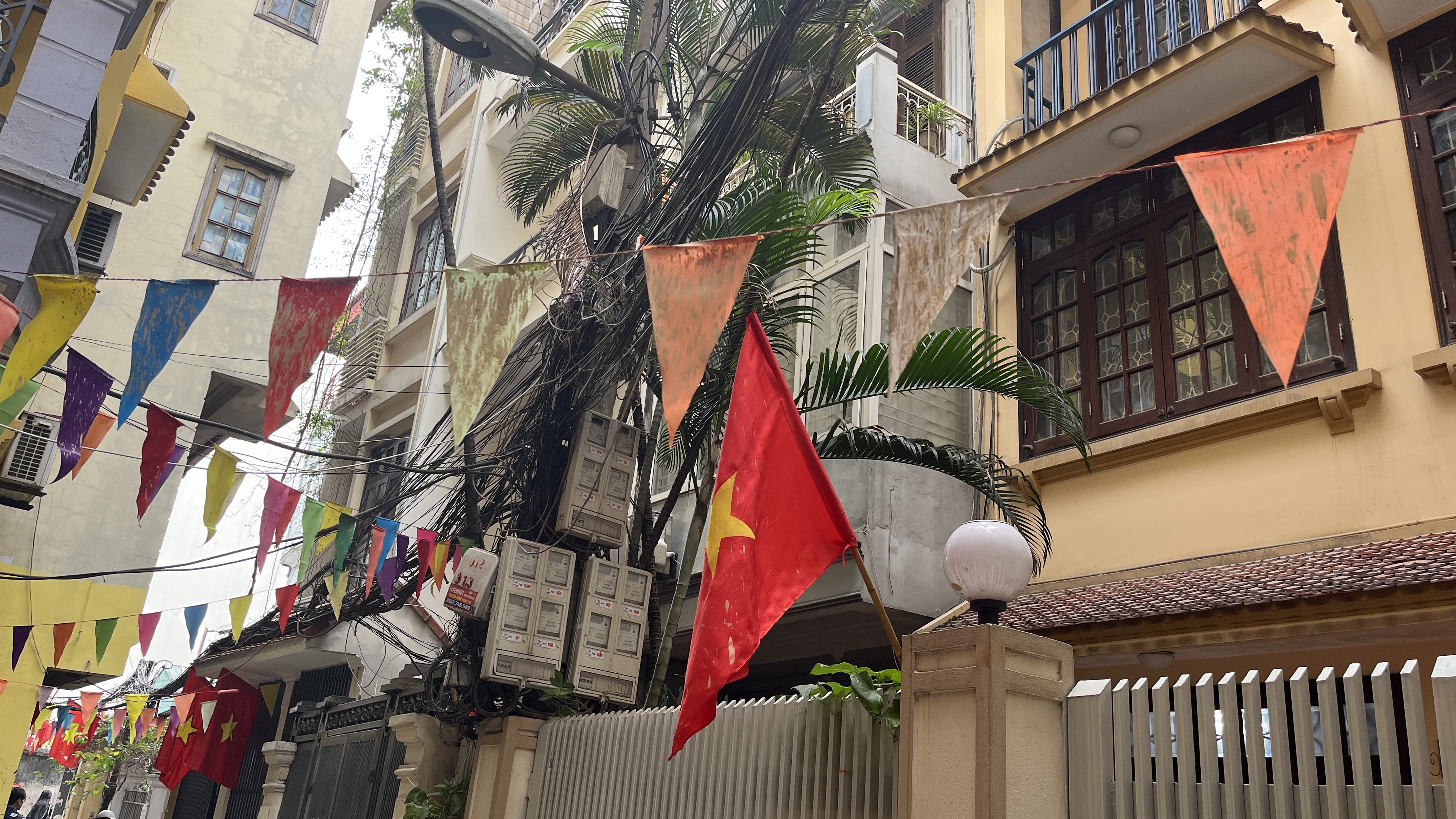 Chiều ngày 28/2, vết tích của phụ gia đào hầm phun vẫn còn ở ngõ 7, Giang Văn Minh.