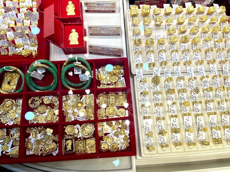 Domestic gold prices drop following global trend