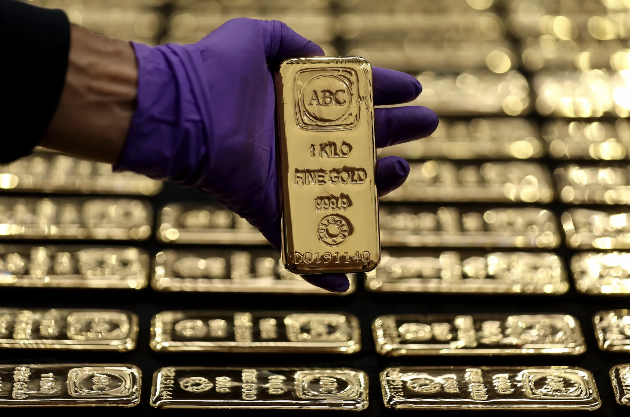 Giá vàng đã giảm mạnh trong tuần này sau 8 tuần tăng không nghỉ - Ảnh: Bloomberg.