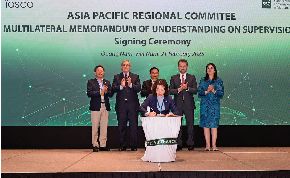 Chủ tịch UBCKNN Vũ Thị Chân Phương đã ký kết Biên bản ghi nhớ đa phương tăng cường về giám sát (S-MMOU) của IOSCO và trở thành thành viên chính thức thứ 15 ký Biên bản ghi nhớ này.