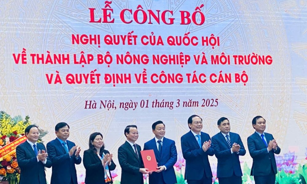 Phó Thủ tướng Trần Hồng Hà trao quyết định thành lập Bộ Nông nghiệp và Môi trường.