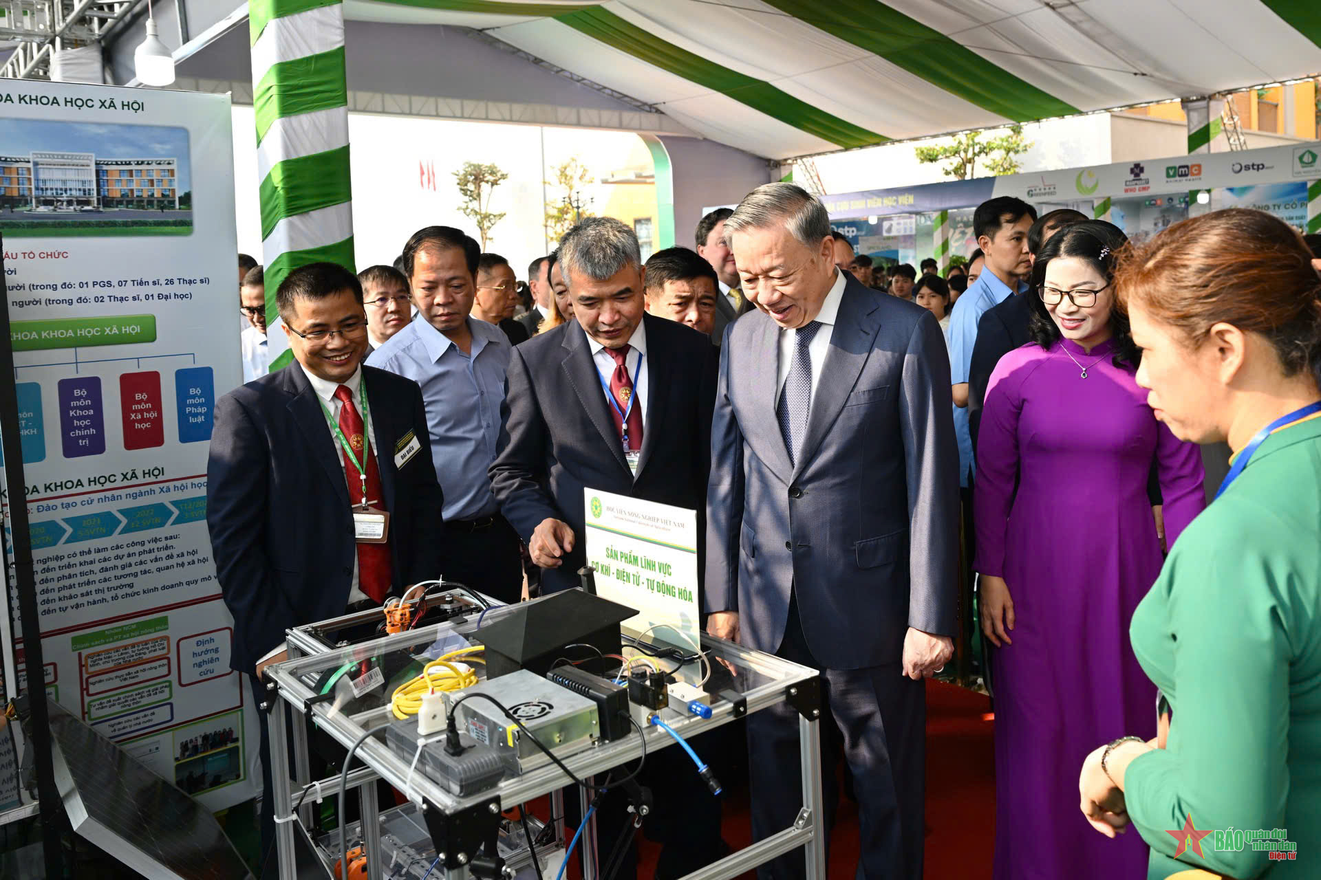 Tổng bí thư Tô Lâm thăm khu trưng bày sản phẩm nghiên cứu khoa học tại Học viện Nông nghiệp Việt Nam. Ảnh: Học viện Nông nghiệp VN.