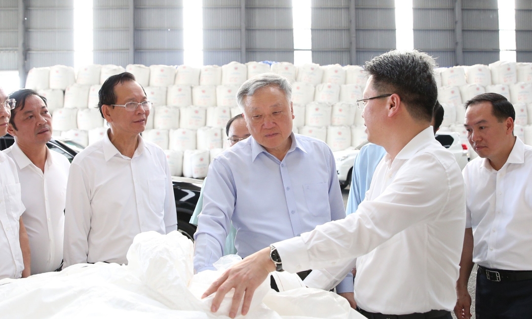 Phó Thủ tướng Thường trực Chính phủ nêu rõ, trong hoạt động khai thác khoán sản, phải thực hiện đúng các yêu cầu, chủ chương mà Trung ương, Chính phủ đã chỉ đạo rõ; tiếp tục đặc biệt quan tâm đến công tác bảo vệ tài nguyên thiên nhiên, môi trường sinh thái. (Ảnh: VGP).