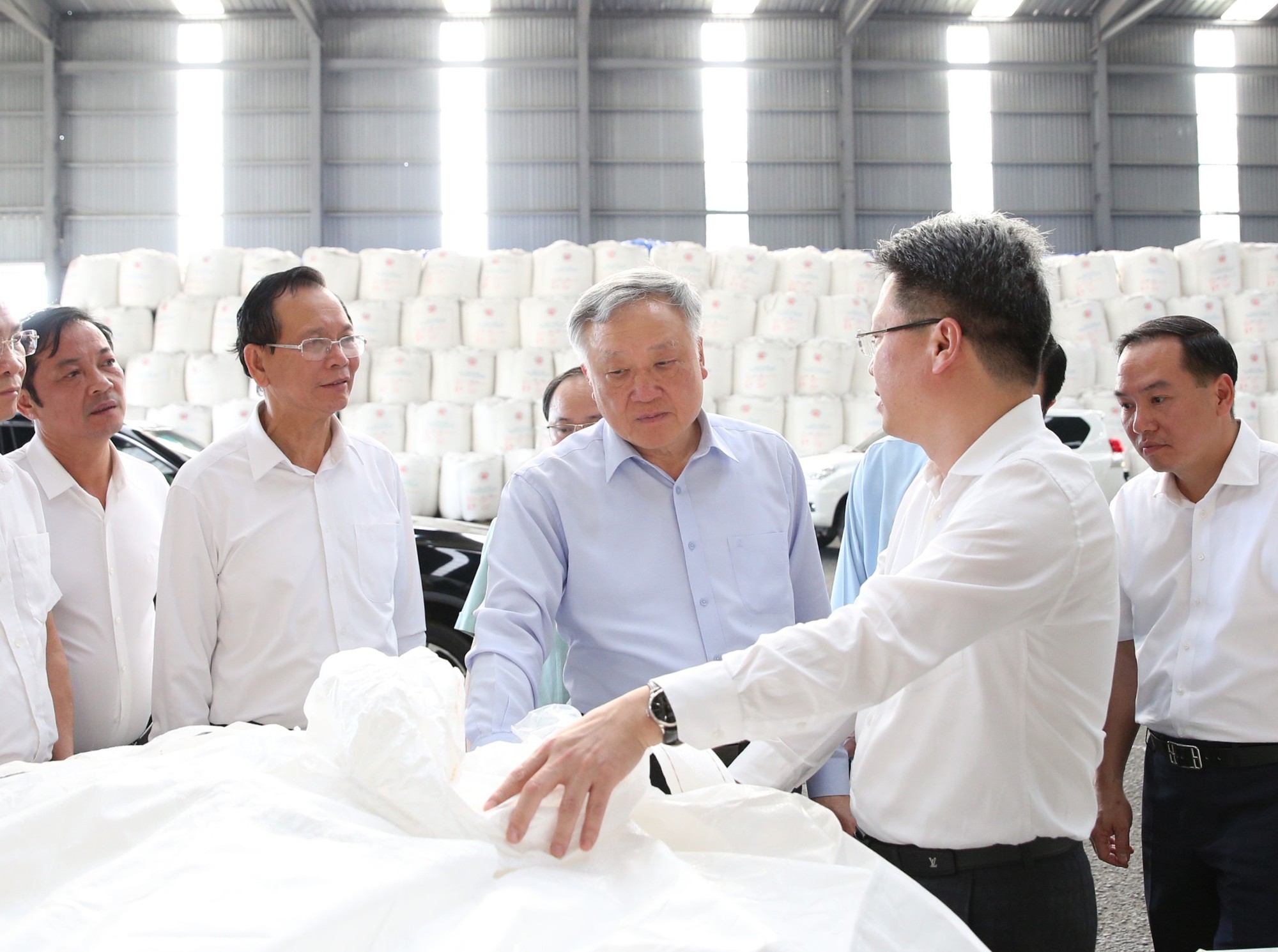 Phó Thủ tướng Thường trực Chính phủ nêu rõ, trong hoạt động khai thác khoán sản, phải thực hiện đúng các yêu cầu, chủ chương mà Trung ương, Chính phủ đã chỉ đạo rõ; tiếp tục đặc biệt quan tâm đến công tác bảo vệ tài nguyên thiên nhiên, môi trường sinh thái. (Ảnh: VGP).