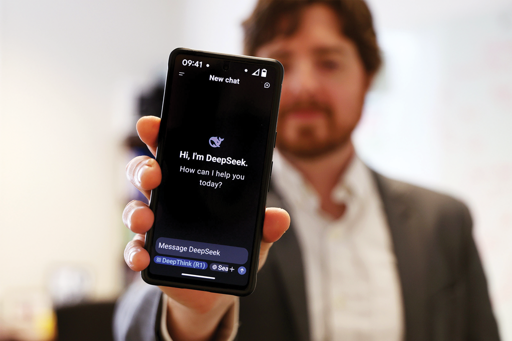 T&ocirc;i nghĩ rằng Việt Nam kh&ocirc;ng n&ecirc;n đặt mục ti&ecirc;u l&agrave;m ra một DeepSeek như Trung Quốc. AI l&agrave; b&agrave;n tiệc, l&agrave; s&acirc;n chơi của những tập đo&agrave;n c&ocirc;ng nghệ lớn. Nếu Việt Nam muốn tham gia, ho&agrave;n to&agrave;n c&oacute; thể l&agrave;m được, nhưng điều đ&oacute; đ&ograve;i hỏi quyết t&acirc;m v&agrave; những hy sinh rất lớn.