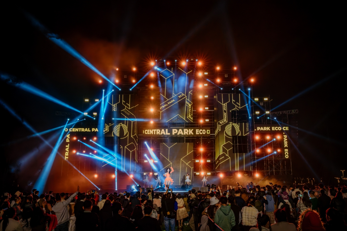 Bảo Yến Rosie xuất hiện xinh đẹp tr&ecirc;n s&acirc;n khấu.