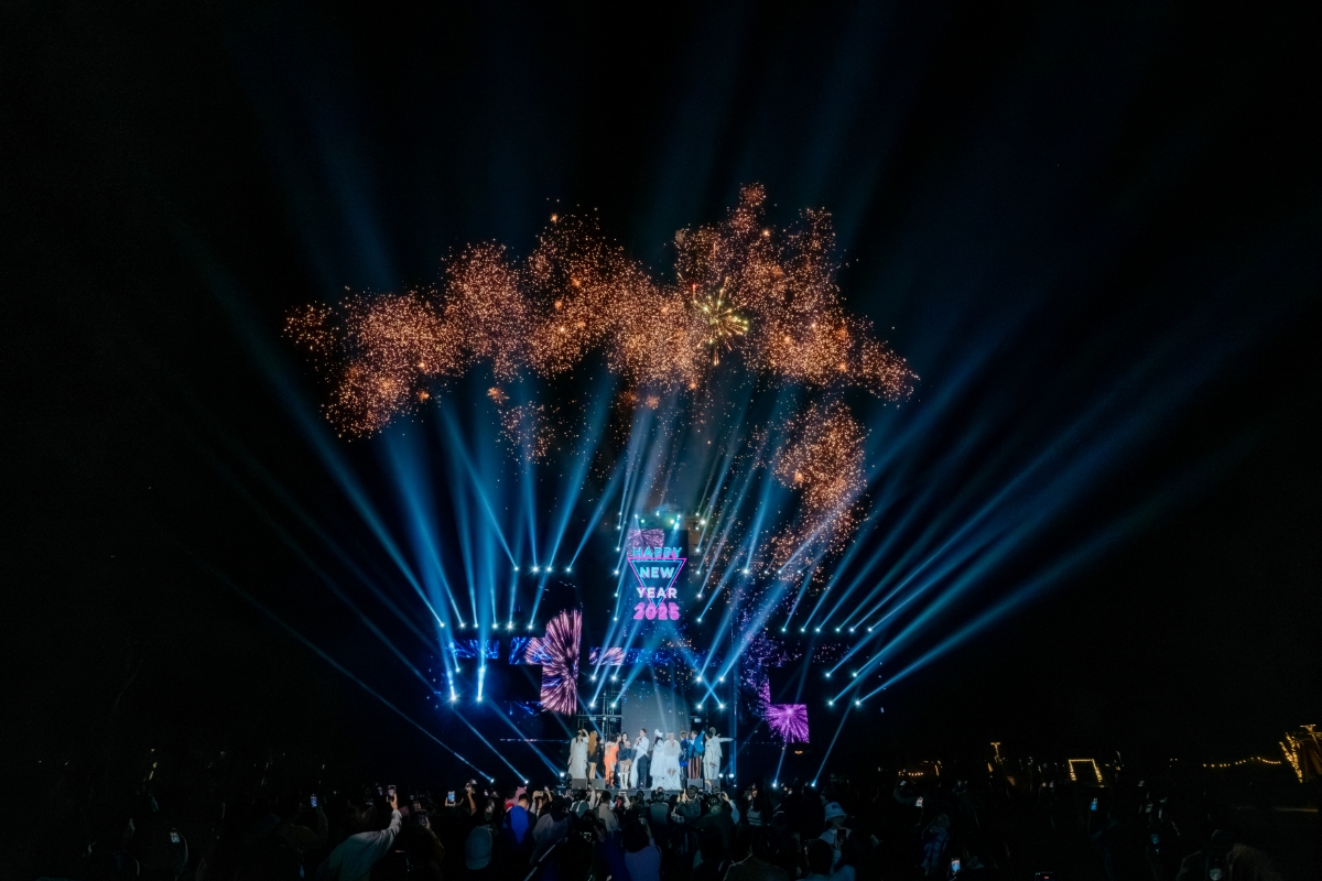 C&aacute;c nghệ sĩ c&ugrave;ng cư d&acirc;n ch&agrave;o đ&oacute;n năm mới đang cận kề.