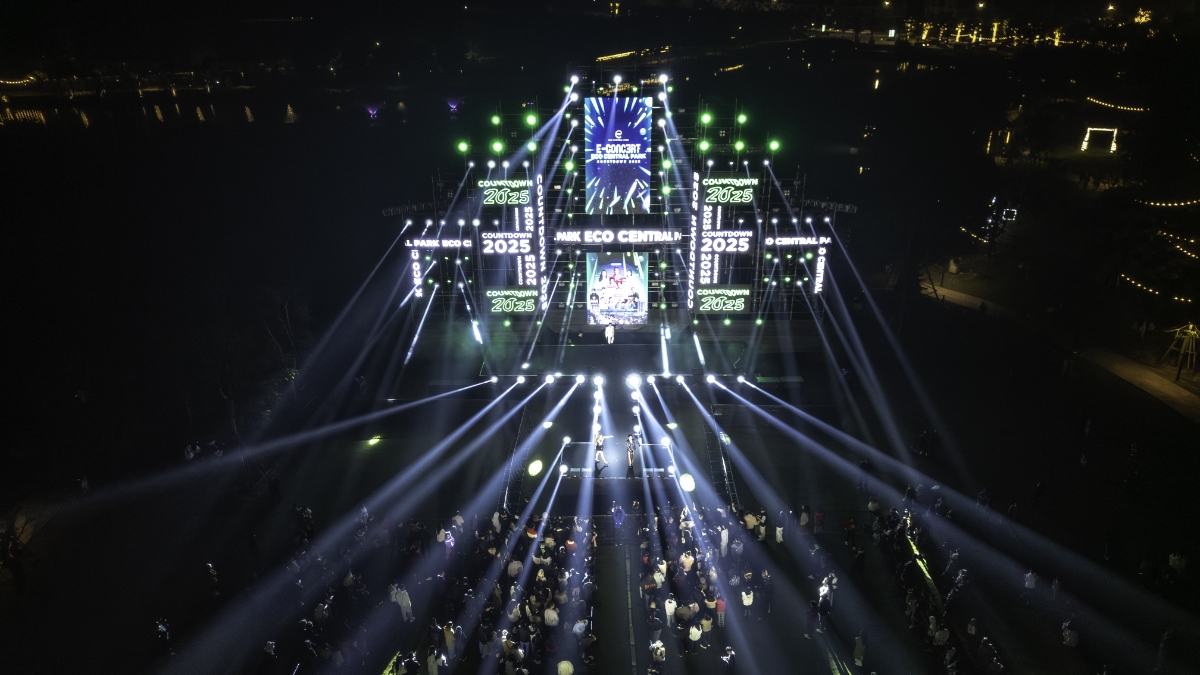 S&acirc;n khấu ho&agrave;nh tr&aacute;ng tại c&ocirc;ng vi&ecirc;n hồ Thi&ecirc;n Nga.