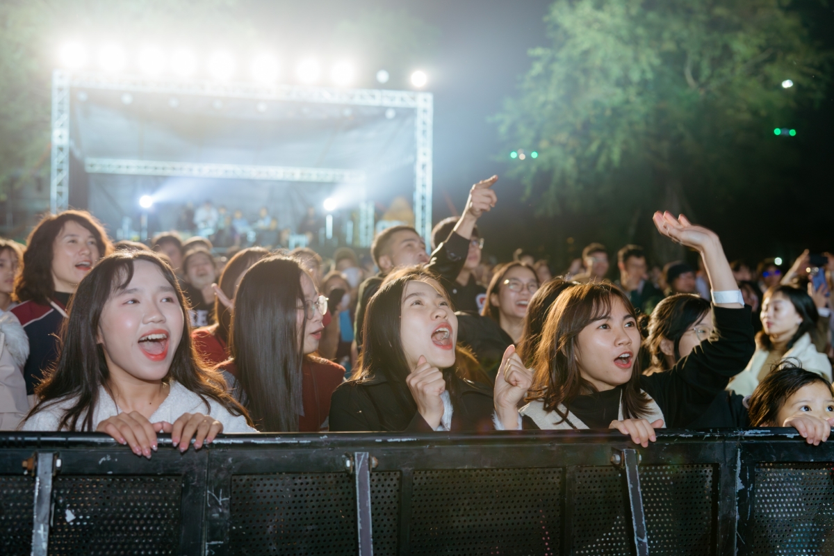 Kh&aacute;n giả hưởng ứng những m&agrave;n tr&igrave;nh diễn hấp dẫn tr&ecirc;n s&acirc;n khấu.