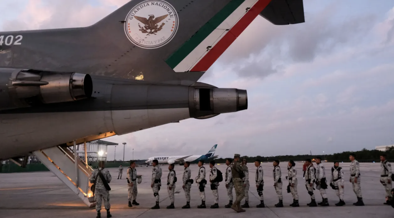 Lính vệ binh quốc gia Mexico lên máy bay đi làm nhiệm vụ tăng cường bảo vệ biên giới hôm 4/2/2025 - Ảnh: Reuters.