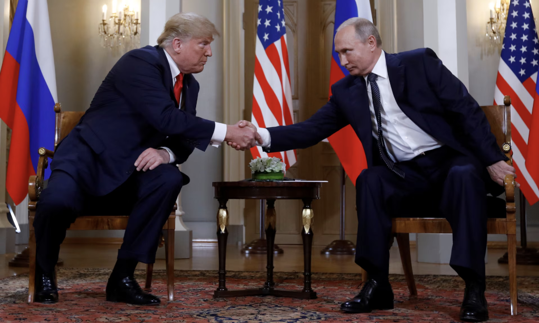 Tổng thống Mỹ Donald Trump (trái) và Tổng thống Nga Vladimir Putin trong cuộc gặp ở Phần Lan vào năm 2018 - Ảnh: Reuters.