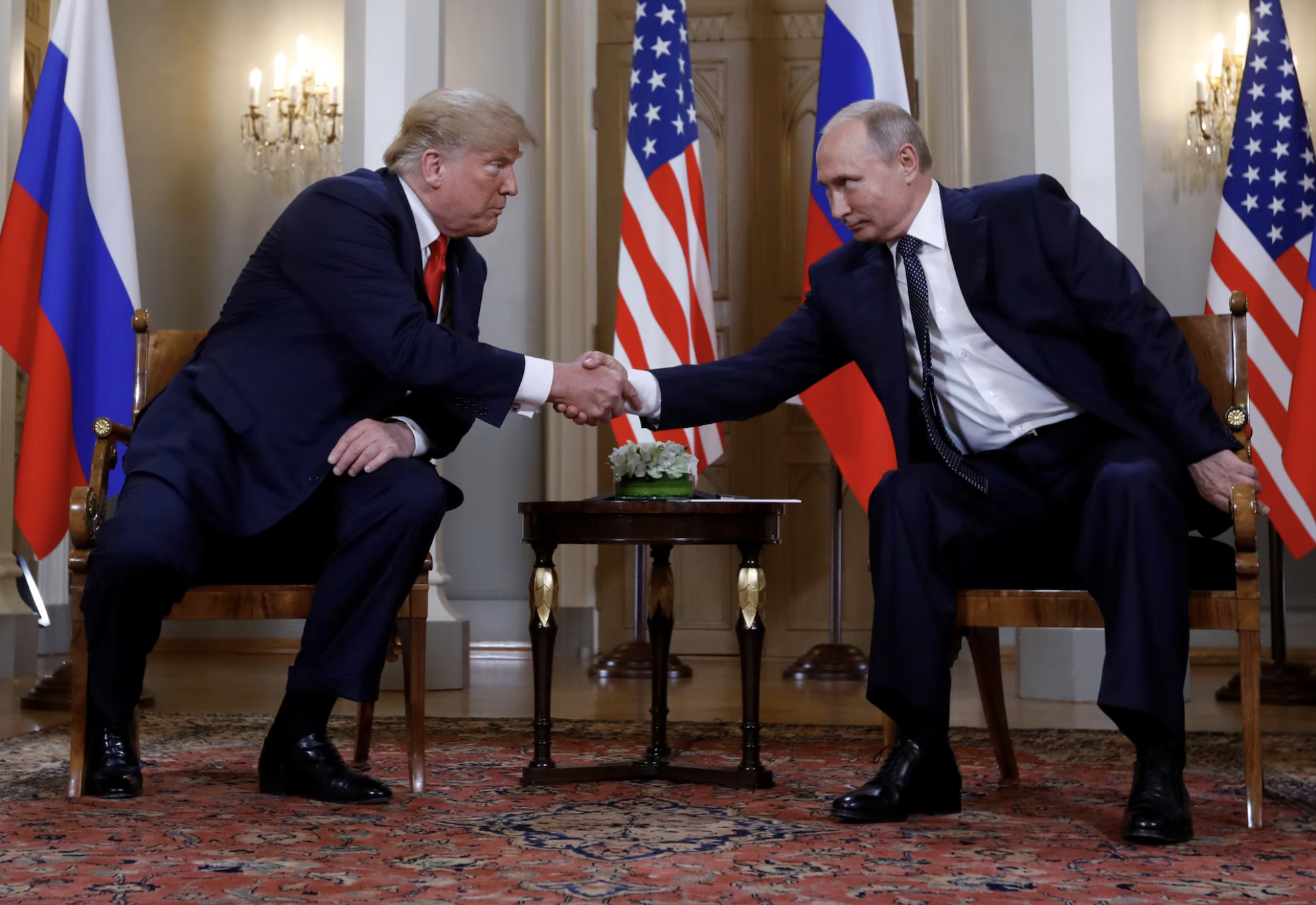 Tổng thống Mỹ Donald Trump (trái) và Tổng thống Nga Vladimir Putin trong cuộc gặp ở Phần Lan vào năm 2018 - Ảnh: Reuters.