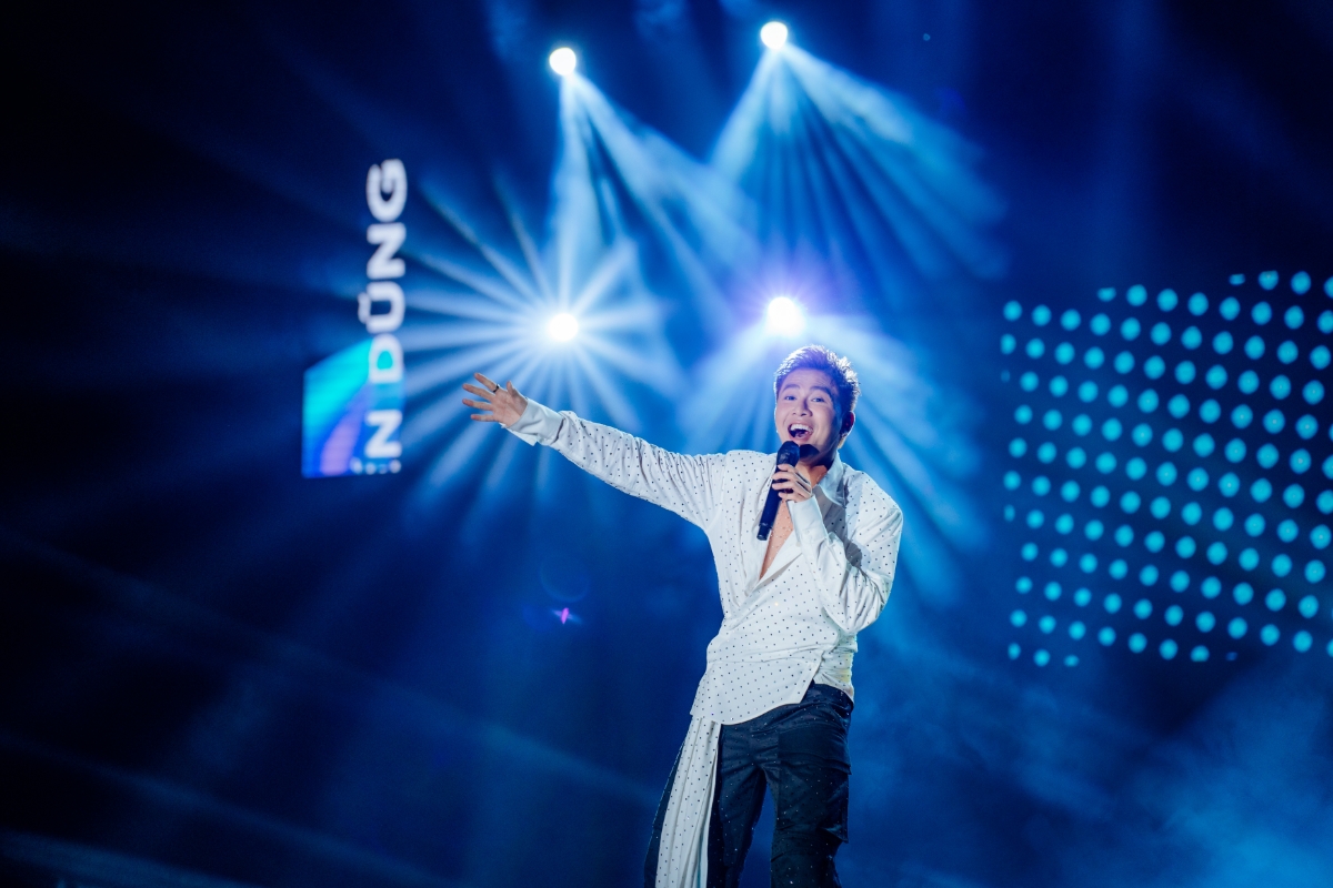 Mai Tiến Dũng phi&ecirc;u c&ugrave;ng kh&aacute;n giả tại Eco Central Park.