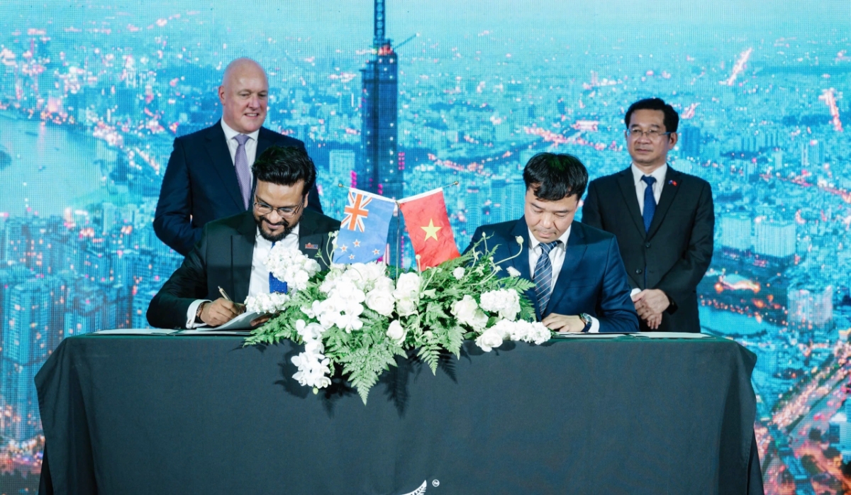 Đại diện Fonterra Brands Việt Nam v&agrave; MM Mega Market Việt Nam k&yacute; kết hợp t&aacute;c dưới sự chứng kiến của Thủ tướng New Zealand Christopher Luxon.